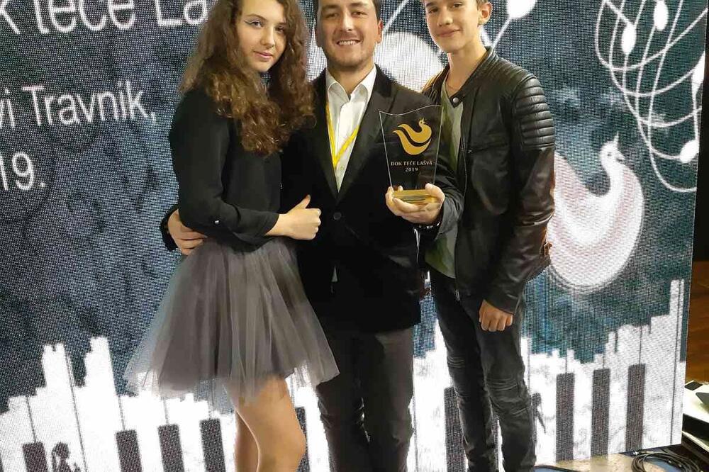 Sara Rakočević i Vladimir Kuč sa svojim mentorom Milošem Vojinovićem, Foto: Privatna arhiva