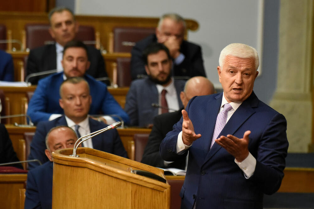 U crnogorskom parlamentu neće ni raspravu o mogućnosti smanjenja dažbina: Premijer Marković u Skupštini, Foto: Boris Pejović