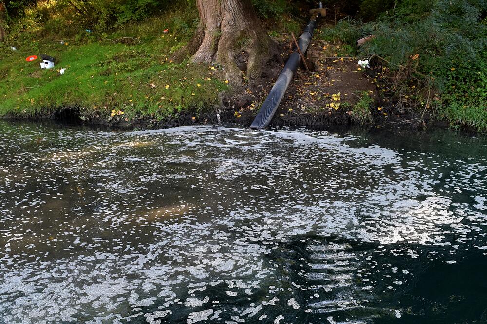 Fekalije izlivaju direktno u rijeku Zetu, Foto: Luka Zeković
