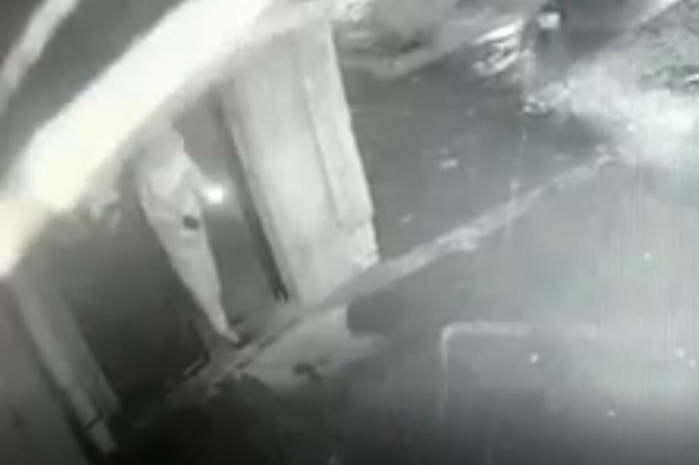 Trenutak kada nepoznata osoba pali eksploziv, Foto: Screenshot