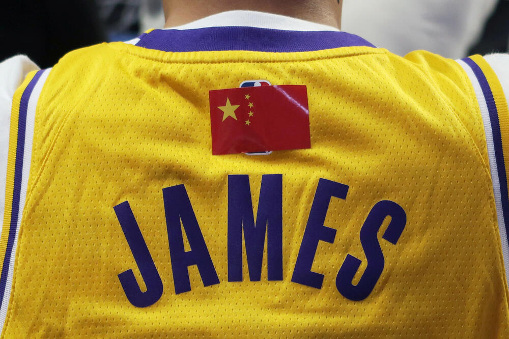 I na dresovima navijača je preko logotipa NBA bila kineska zastava, Foto: Reuters