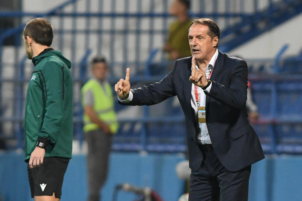 Faruk Hadžibegić na večerašnjoj utakmici, Foto: Savo Prelević