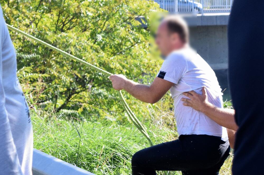 Muškarac upućen u Urgentni blok Kliničkog centra na preglede, Foto: Luka Zeković