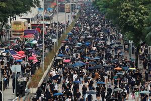 Novi protesti u Hongkongu, bačene zapaljive bombe