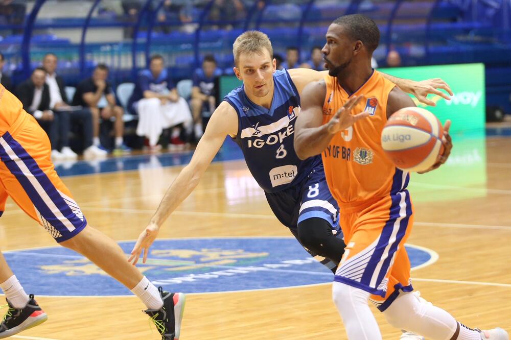 Derik Nidam na utakmici protiv Igokee