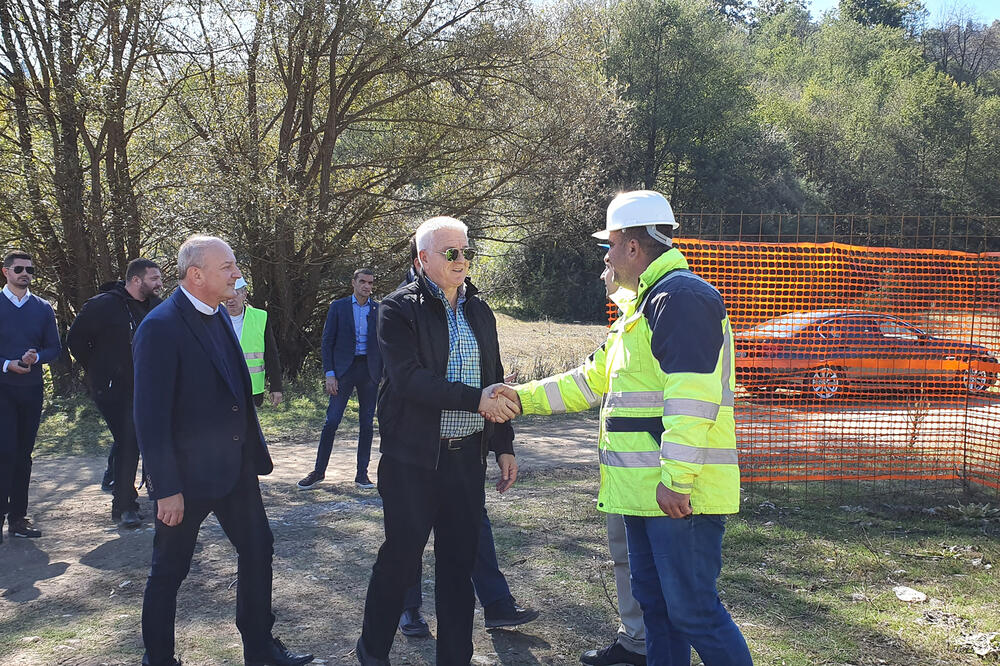 Premijer tokom obilaska gradilišta, Foto: Gov.me