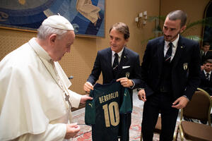 Papa primio italijansku fudbalsku reprezentaciju: Na poklon dobio...