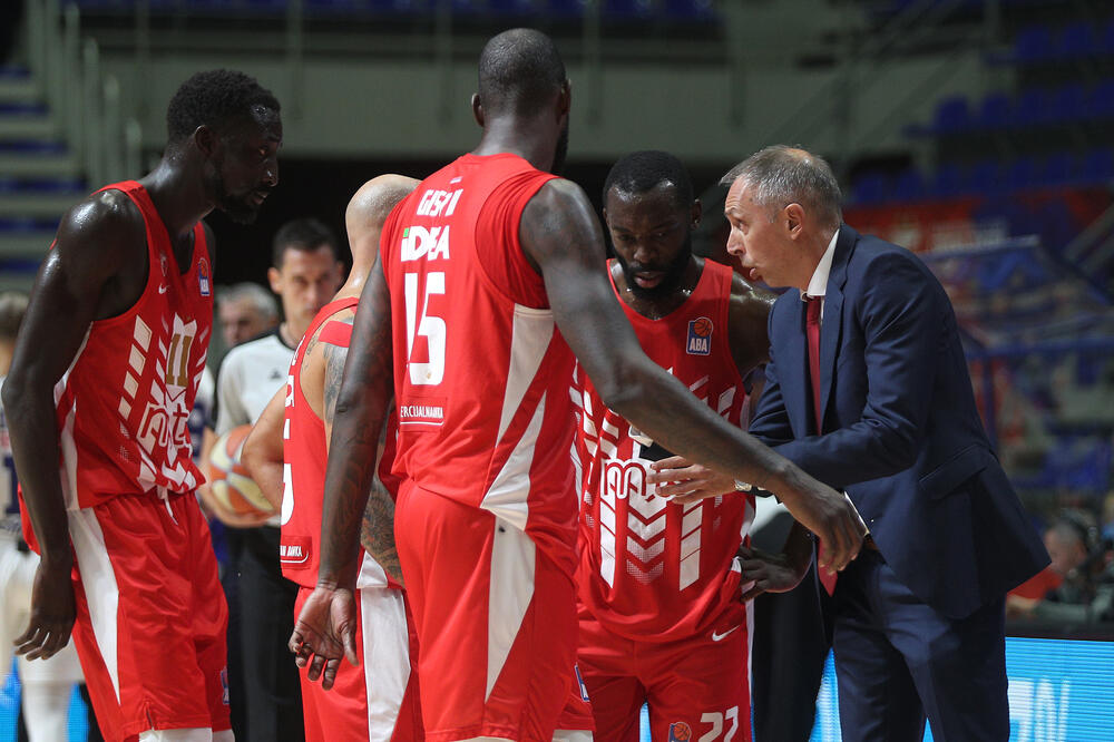 Tomić sa igračima Zvezde, Foto: Crvena zvezda MTS