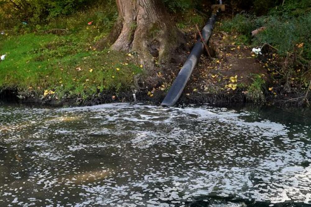 Fekalije izlivaju direktno u rijeku Zetu, Foto: Luka Zeković