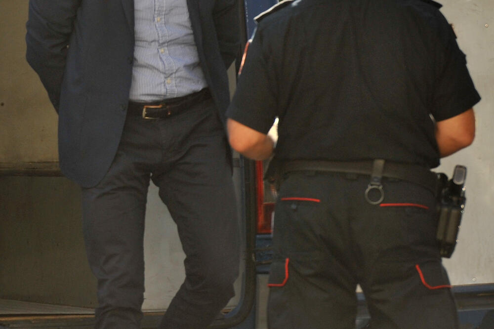 Postao svjedok saradnik: Privođenje Vlatka Rašovića, Foto: Savo Prelević