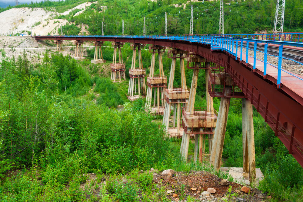 Ima nešto primamljivo u putovanjima vozom... Nekada su to ljudi koje upoznajemo, nekada pejzaži pored kojim prolazimo, ili jednostavno putovanje uz zvuke vagona...Portal Lonely Planet napravio je listu destinacija koje bi trebalo obići vozom.
