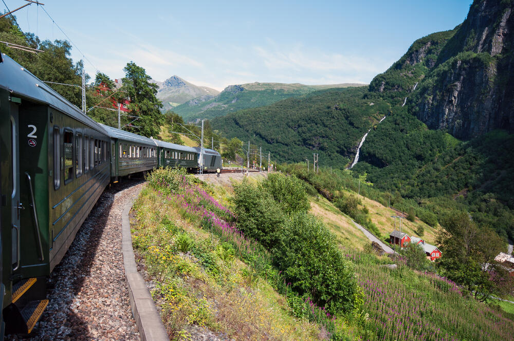 Ima nešto primamljivo u putovanjima vozom... Nekada su to ljudi koje upoznajemo, nekada pejzaži pored kojim prolazimo, ili jednostavno putovanje uz zvuke vagona...Portal Lonely Planet napravio je listu destinacija koje bi trebalo obići vozom.