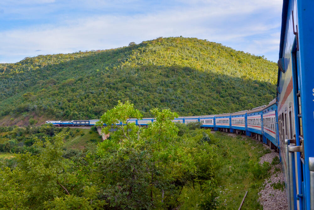 Ima nešto primamljivo u putovanjima vozom... Nekada su to ljudi koje upoznajemo, nekada pejzaži pored kojim prolazimo, ili jednostavno putovanje uz zvuke vagona...Portal Lonely Planet napravio je listu destinacija koje bi trebalo obići vozom.