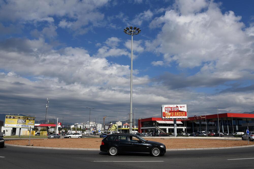Neuređen kružni tok na izlazu iz Podgorice ka Baru, Foto: Boris Pejović
