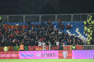 Crnogorski navijači se sukobili sa obezbjeđenjem na stadionu...