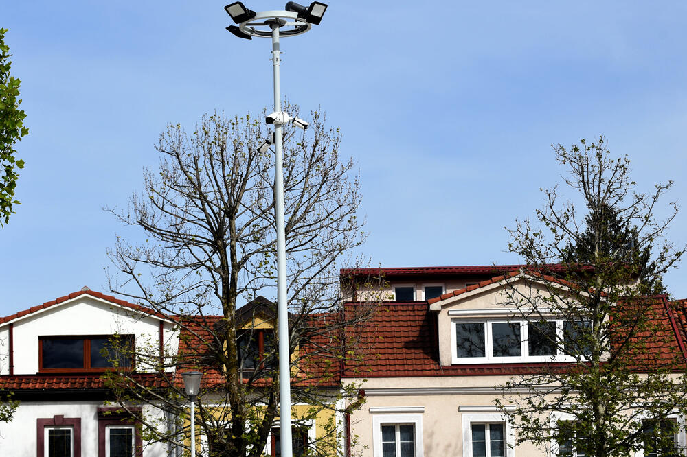 Kamere nelegalno instalirane na javnoj rasvjeti na trgu u centru Nikšića, Foto: Boris Pejović