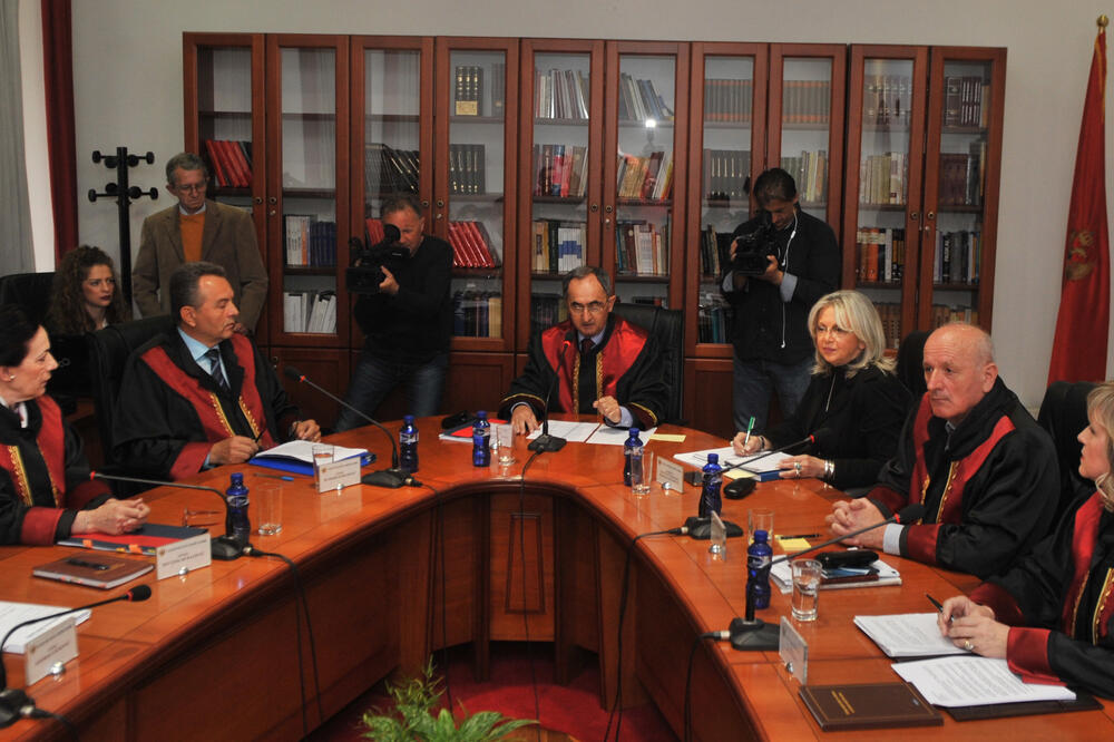 Sjednica Ustavnog suda (Muratović prva slijeva, Šarkinović drugi s desna), Foto: Savo Prelević
