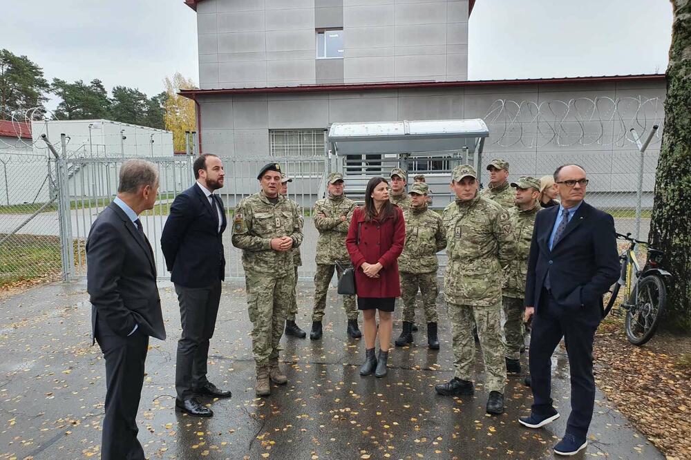 Delegacija Odbora za međunarodne odnose i iseljenike sa pripadnicima Vojske Crne Gore, Foto: Skupština Crne Gore