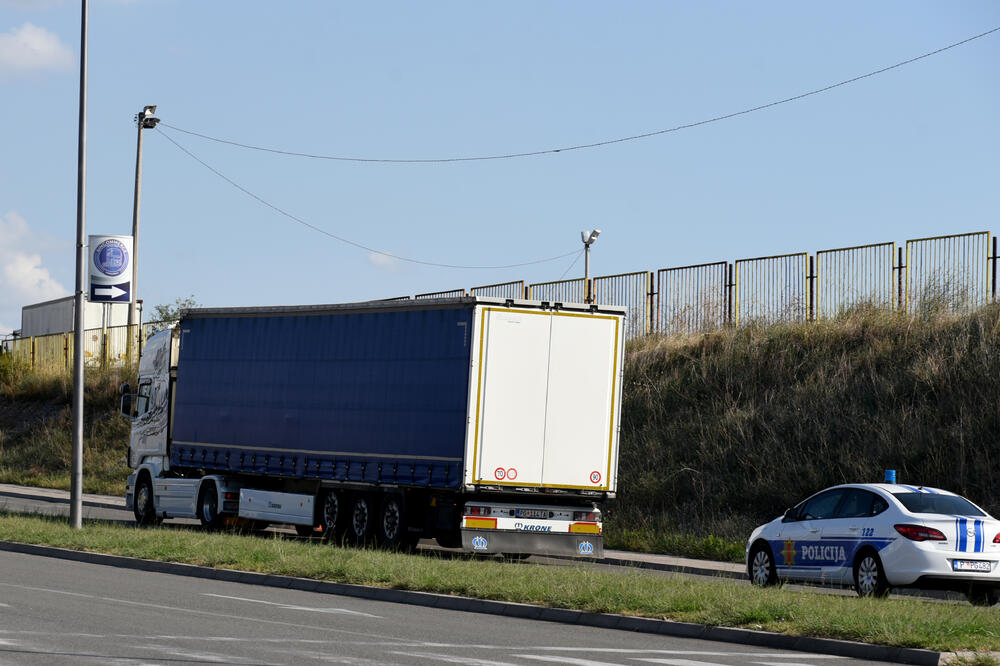 Policija zaplijenila svercovane cigare  u selu Vladne kod Tuzi  Foto BORIS PEJOVIC, Foto: Boris Pejović