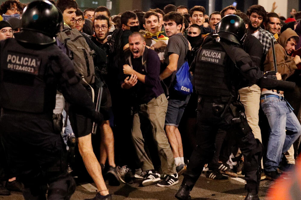 Sukob demonstranata i policije na aerodromu u Barseloni, Foto: Reuters