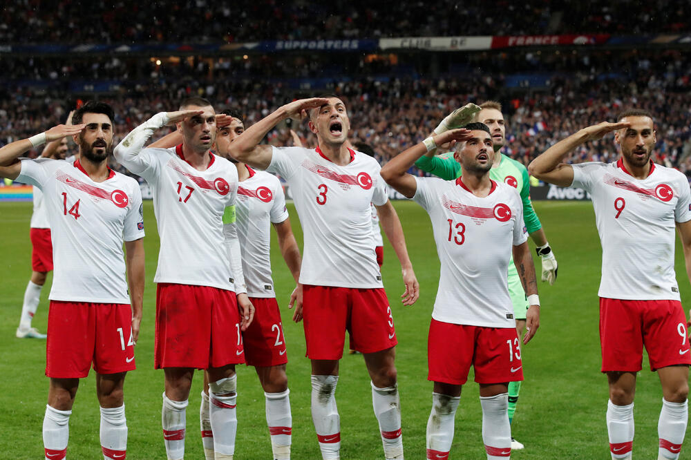 Turski fudbaleri slave gol u Parizu, Foto: Reuters