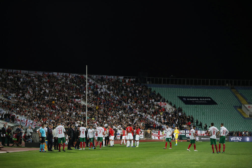 Engleski i bugarski fudbaleri tokom prekida meča u Sofiji, Foto: Reuters