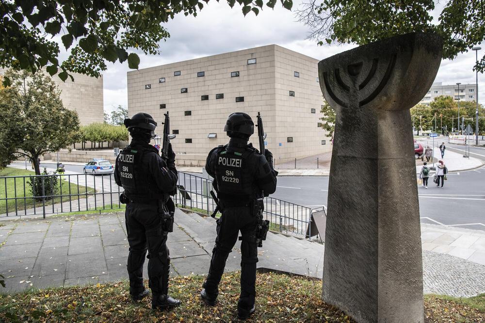 U napadu na sinagogu u Haleu stradalo dvoje ljudi, Foto: AP