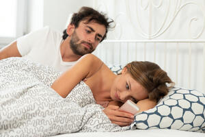 Muškarci češće njuškaju po partnerkinom telefonu: Zašto?