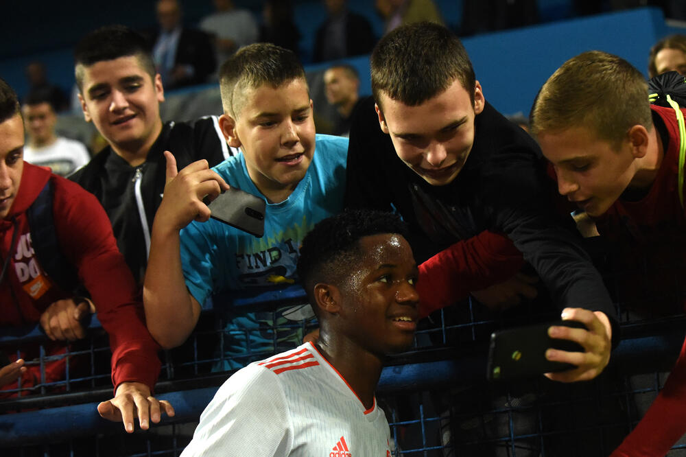 Ansu Fati sa navijačima u Podgorici, Foto: Boris Pejović