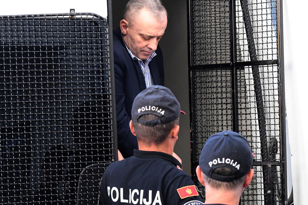 Vujoševića privode na saslušanje, Foto: Savo Prelević