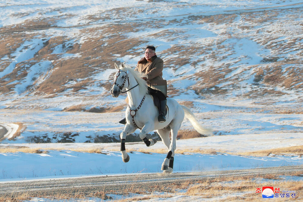 Sjevernokorejski lider na konju, Foto: KCNA