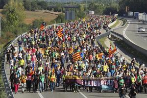 Katalonski separatisti marširaju ka Barseloni gdje će u petak biti...