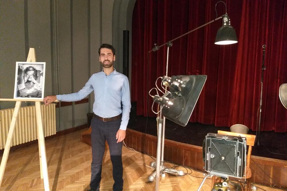 Miloš Zvicer sa svojim djelima, Foto: Svetlana Mandić