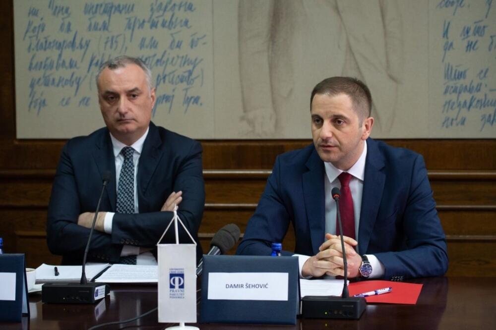 A gdje je pečat?”: Nikolić i Šehović, Foto: Ucg.ac.me