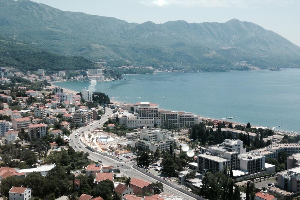 Dalje betoniranje je pogubno: Bečići, Foto: Vuk Lajović