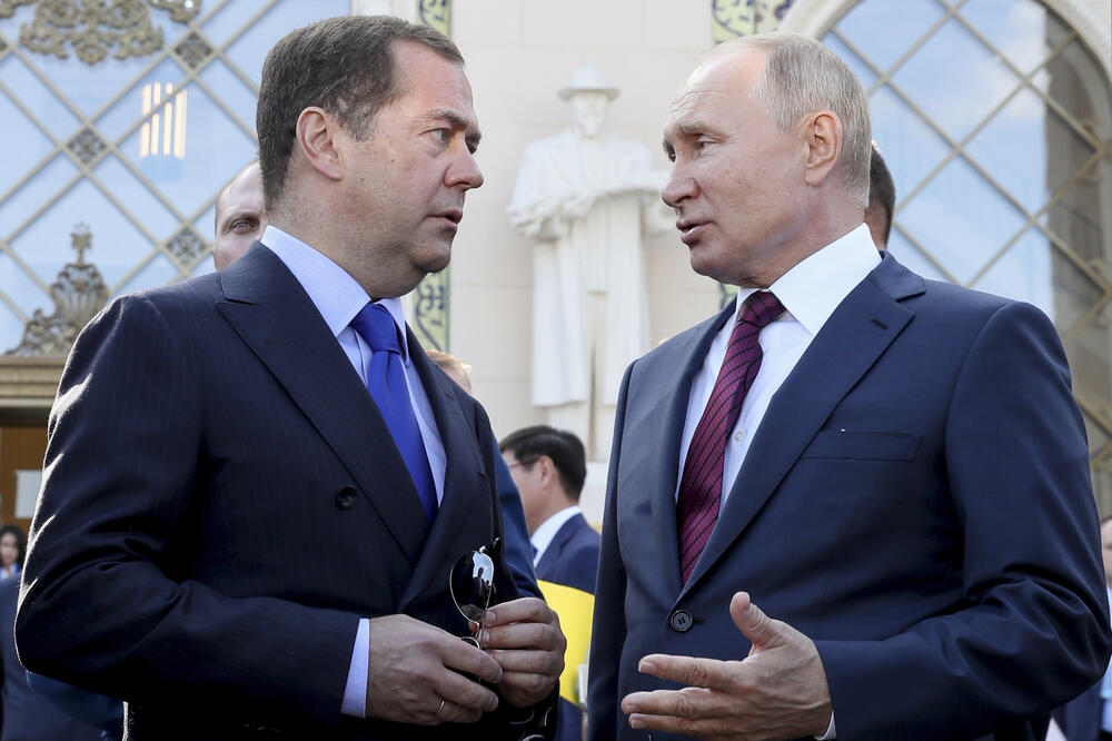 Russian President Vladimir Putin, right, talks to Prime Minister Dmitry Medvedev during Moscow City Day celebrations, in Moscow, Russia, on Saturday, Sept. 7, 2019. (Ekaterina Shtukina, Sputnik, Kremlin Pool Photo via AP), Foto: Ekaterina Shtukina