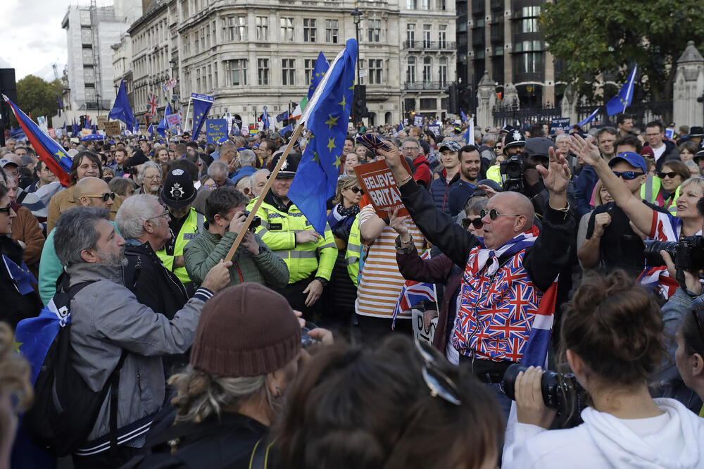 Protivnici bregzita i demonstranti koji podržavaju izlazak iz EU danas u Londonu, Foto: AP
