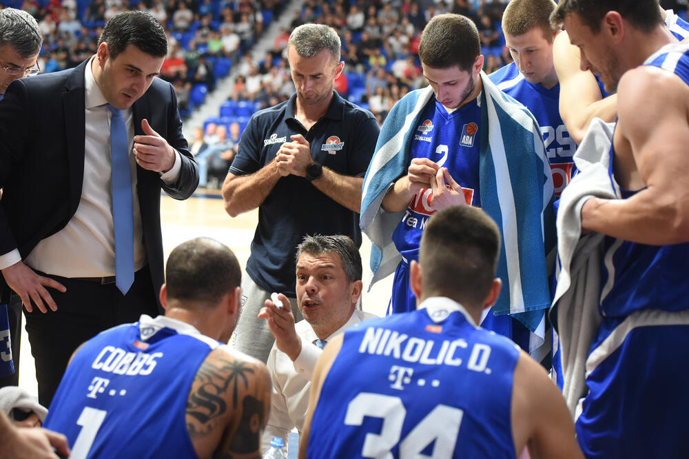 Mijović i košarkaši Budućnosti, Foto: Savo Prelević