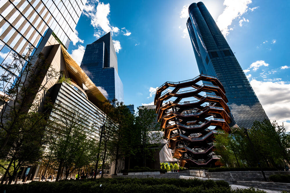 Skulptura "Posuda" u Njujorku visoka je 45 metara i ima 16 spratova. Nalazi se na velikom trgu na zapadnoj strani Menhetna u centru stambeno poslovnog kompleksa Hadson Jards, a njena izgradnja koštala je nevjerovatnih 200 miliona dolara.Otvorena je u martu ove godine, a mnogi su je već nazvali "američkim odgovorom na Ajfelovu kulu".