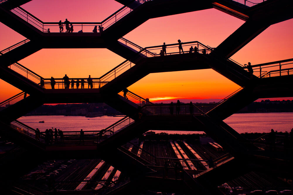 Skulptura "Posuda" u Njujorku visoka je 45 metara i ima 16 spratova. Nalazi se na velikom trgu na zapadnoj strani Menhetna u centru stambeno poslovnog kompleksa Hadson Jards, a njena izgradnja koštala je nevjerovatnih 200 miliona dolara.Otvorena je u martu ove godine, a mnogi su je već nazvali "američkim odgovorom na Ajfelovu kulu".