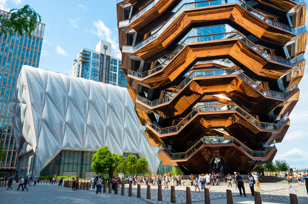 Skulptura "Posuda" u Njujorku visoka je 45 metara i ima 16 spratova. Nalazi se na velikom trgu na zapadnoj strani Menhetna u centru stambeno poslovnog kompleksa Hadson Jards, a njena izgradnja koštala je nevjerovatnih 200 miliona dolara.Otvorena je u martu ove godine, a mnogi su je već nazvali "američkim odgovorom na Ajfelovu kulu".
