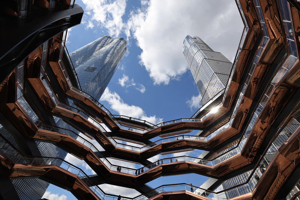 Skulptura "Posuda" u Njujorku visoka je 45 metara i ima 16 spratova. Nalazi se na velikom trgu na zapadnoj strani Menhetna u centru stambeno poslovnog kompleksa Hadson Jards, a njena izgradnja koštala je nevjerovatnih 200 miliona dolara.Otvorena je u martu ove godine, a mnogi su je već nazvali "američkim odgovorom na Ajfelovu kulu".