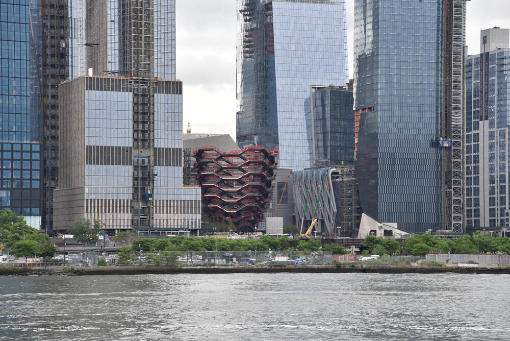 Skulptura "Posuda" u Njujorku visoka je 45 metara i ima 16 spratova. Nalazi se na velikom trgu na zapadnoj strani Menhetna u centru stambeno poslovnog kompleksa Hadson Jards, a njena izgradnja koštala je nevjerovatnih 200 miliona dolara.Otvorena je u martu ove godine, a mnogi su je već nazvali "američkim odgovorom na Ajfelovu kulu".
