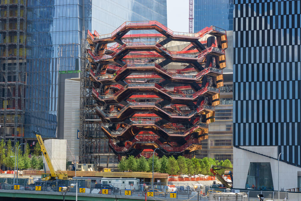 Skulptura "Posuda" u Njujorku visoka je 45 metara i ima 16 spratova. Nalazi se na velikom trgu na zapadnoj strani Menhetna u centru stambeno poslovnog kompleksa Hadson Jards, a njena izgradnja koštala je nevjerovatnih 200 miliona dolara.Otvorena je u martu ove godine, a mnogi su je već nazvali "američkim odgovorom na Ajfelovu kulu".