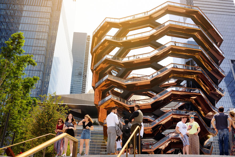 Skulptura "Posuda" u Njujorku visoka je 45 metara i ima 16 spratova. Nalazi se na velikom trgu na zapadnoj strani Menhetna u centru stambeno poslovnog kompleksa Hadson Jards, a njena izgradnja koštala je nevjerovatnih 200 miliona dolara.Otvorena je u martu ove godine, a mnogi su je već nazvali "američkim odgovorom na Ajfelovu kulu".