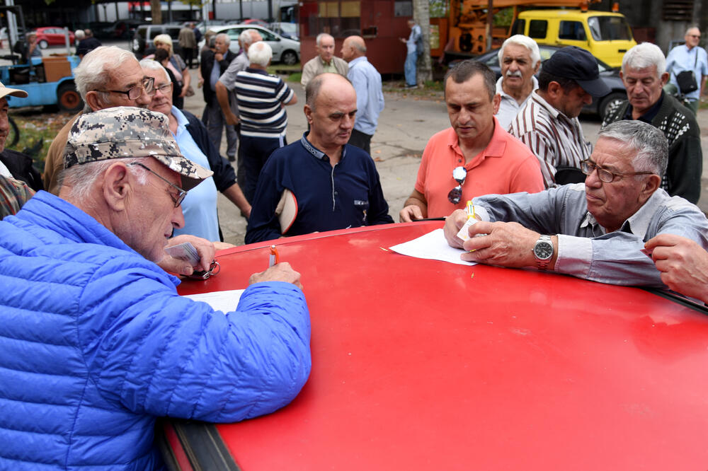 Potpisivanje peticije produženo do kraja oktobra, Foto: Savo Prelević