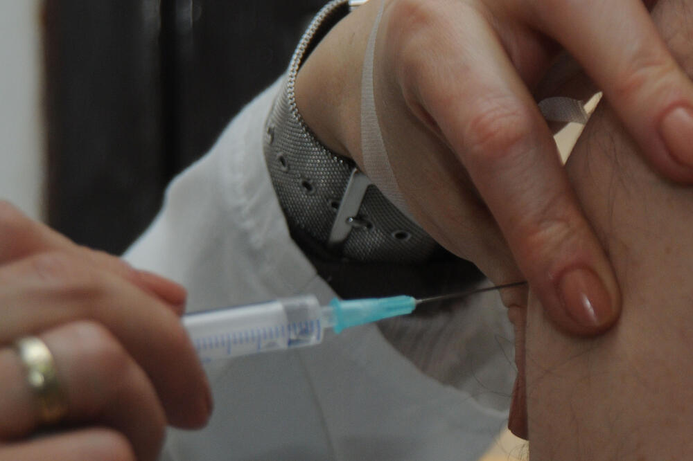 Vakcina se preporučuje starijim osobama, hroničnim bolesnicima, zdravstvenim radnicima..., Foto: Savo Prelević