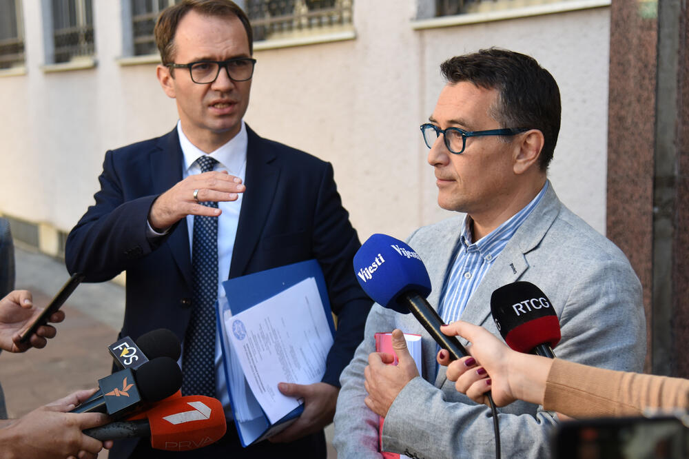 Radosavljević i Jovanović juče ispred Višeg suda, Foto: Savo Prelević