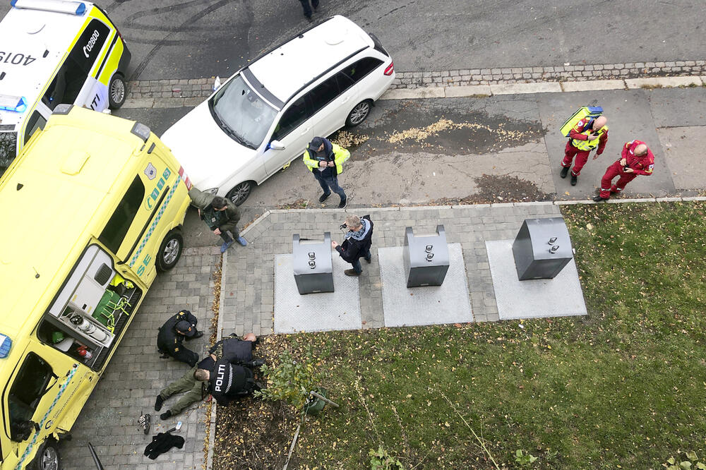 Policija savladava muškarca, Foto: AP