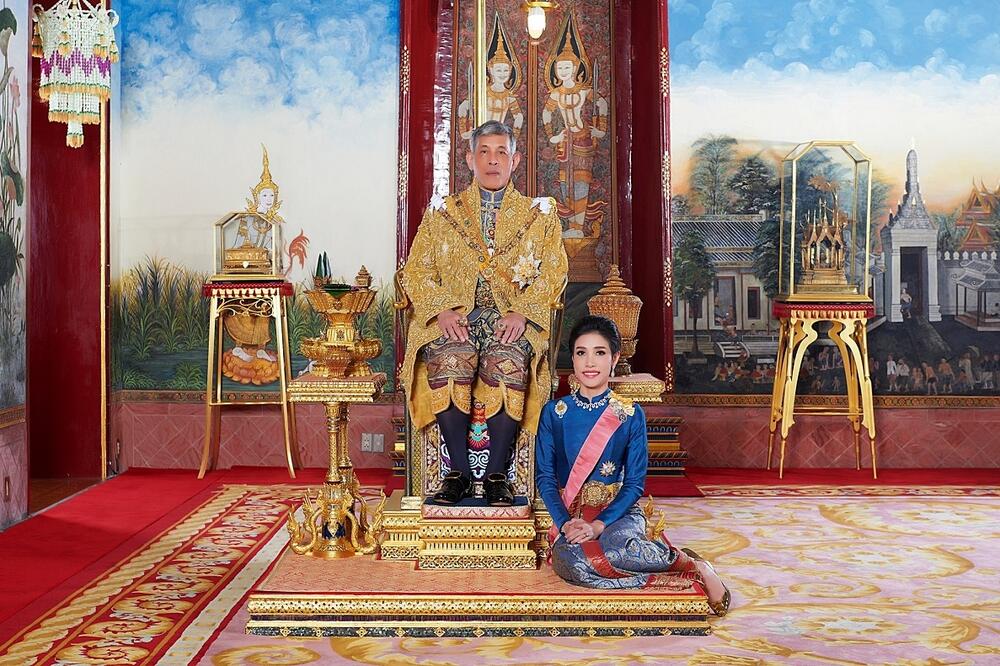 Kralj sa pratiljom u palati u Bangkoku, Foto: Reuters